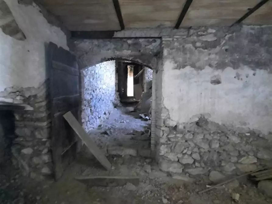 Immagine 3 di Magazzino in vendita  a Casperia