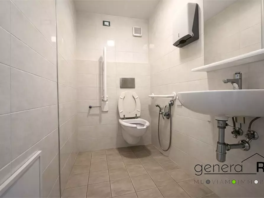 Immagine 4 di Garage in vendita  a Pescara