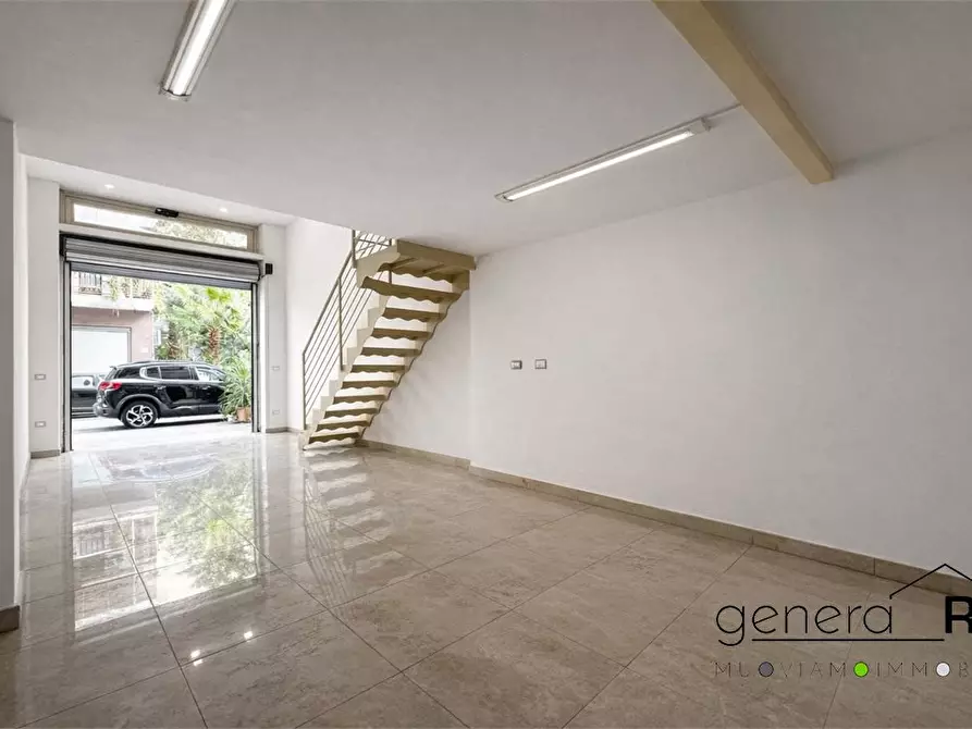 Immagine 2 di Garage in vendita  a Pescara