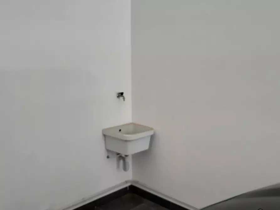Immagine 3 di Garage in vendita  a Pescara