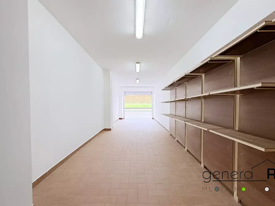 Immagine 1 di Garage in vendita  a Pescara