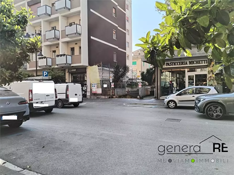 Immagine 1 di Garage in vendita  a Pescara