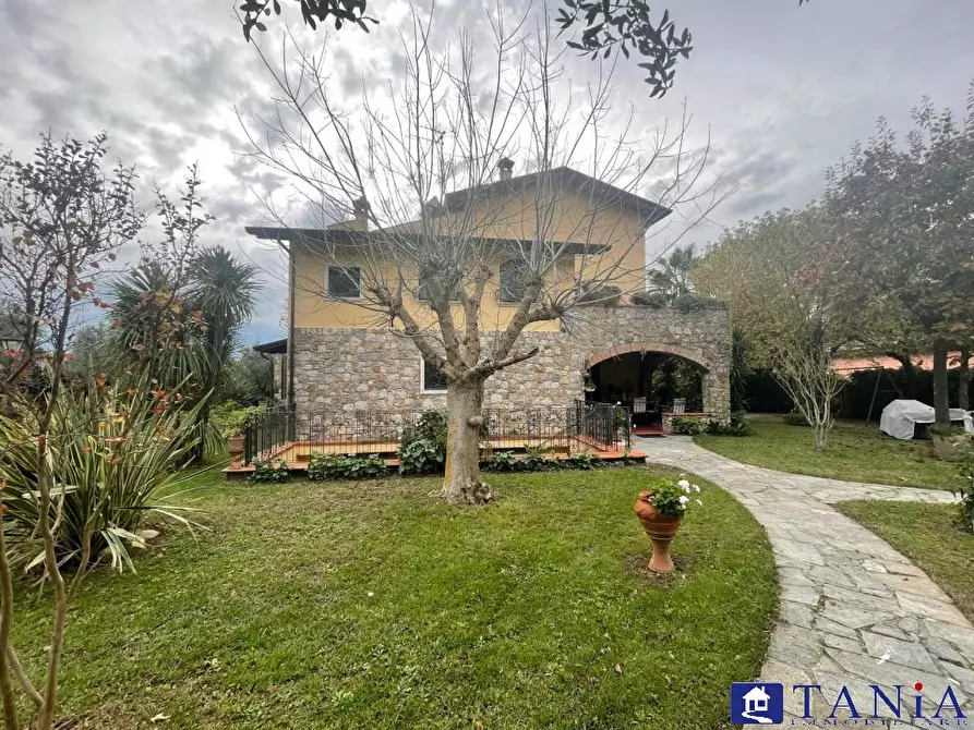 Immagine 3 di Villa in vendita  76 a Ortonovo