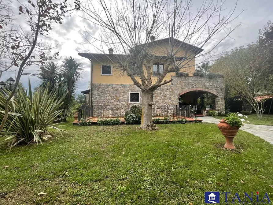 Immagine 5 di Villa in vendita  76 a Ortonovo