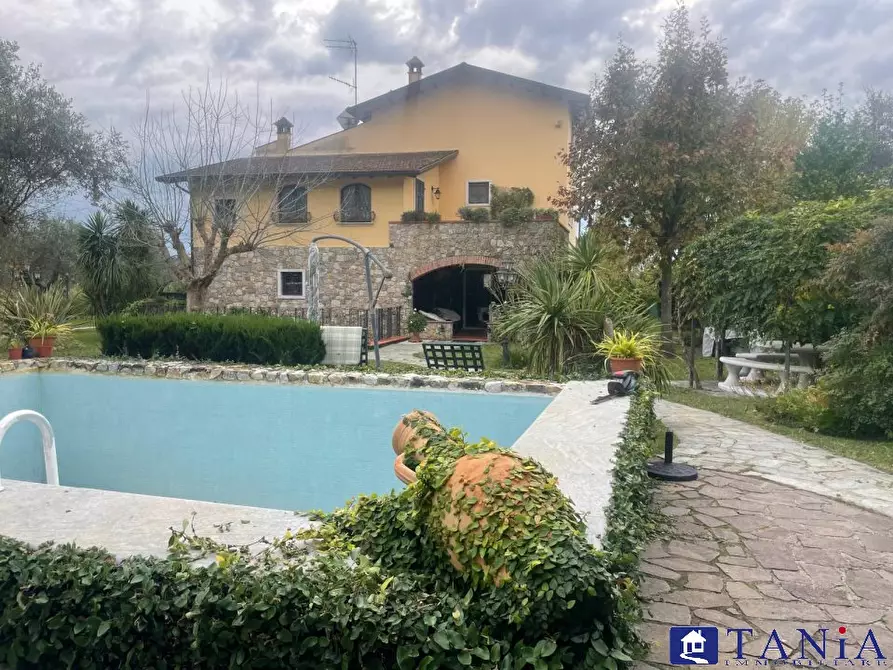 Immagine 1 di Villa in vendita  76 a Ortonovo