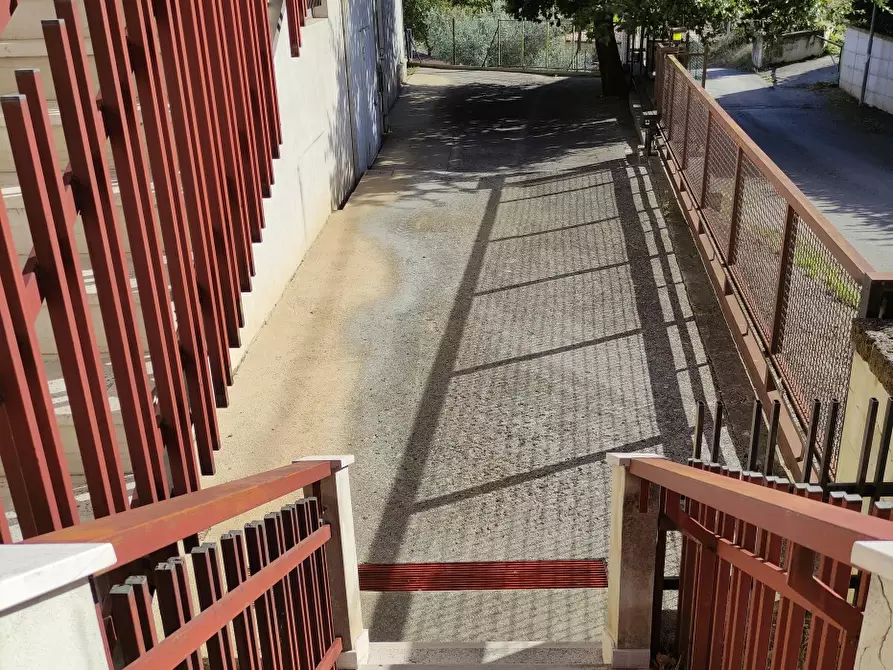 Immagine 2 di Magazzino in vendita  a Rosciano