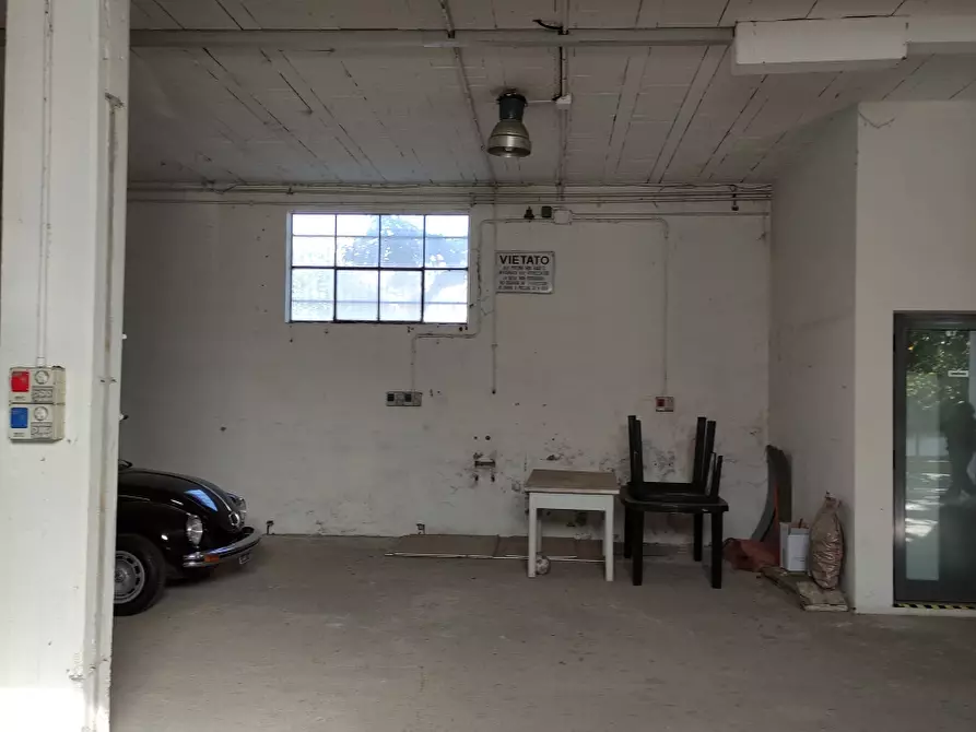 Immagine 10 di Magazzino in vendita  a Rosciano