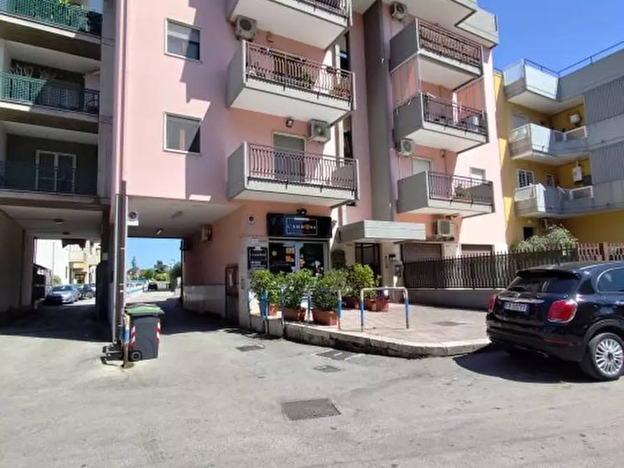 Immagine 2 di Negozio in vendita  a Bari