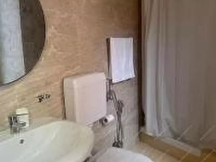 Immagine 5 di Negozio in vendita  a Bergamo