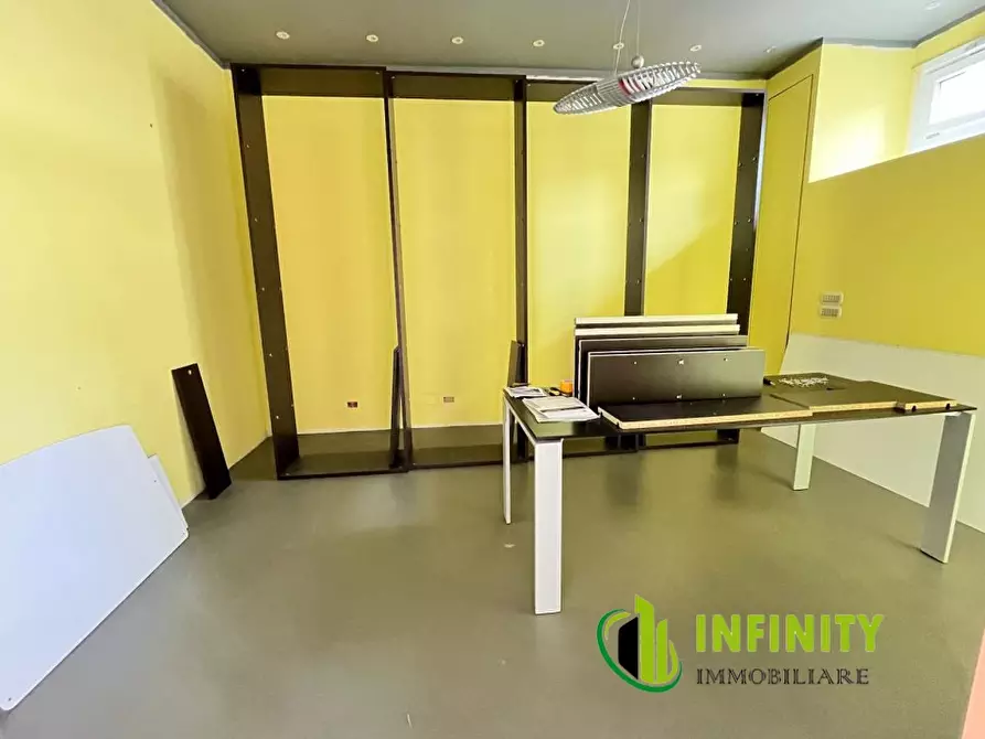 Immagine 7 di Negozio in affitto  29-31 a Matera