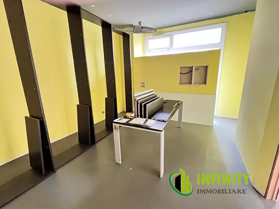 Immagine 10 di Negozio in affitto  29-31 a Matera