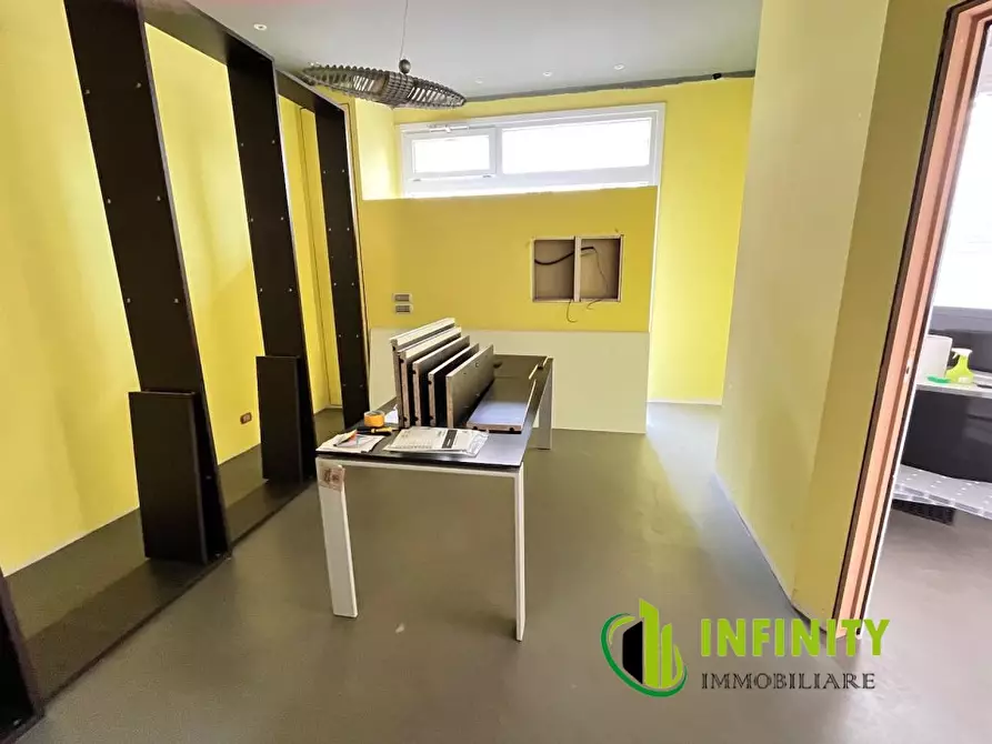 Immagine 9 di Negozio in affitto  29-31 a Matera