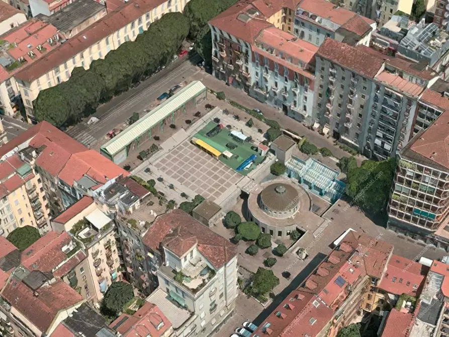 Immagine 9 di Negozio in vendita  a Milano