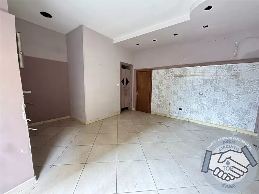 Immagine 10 di Negozio in vendita  10 a Napoli