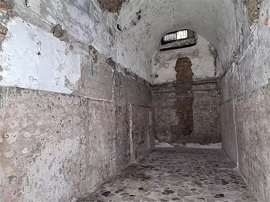 Immagine 10 di Negozio in vendita  50 a Napoli