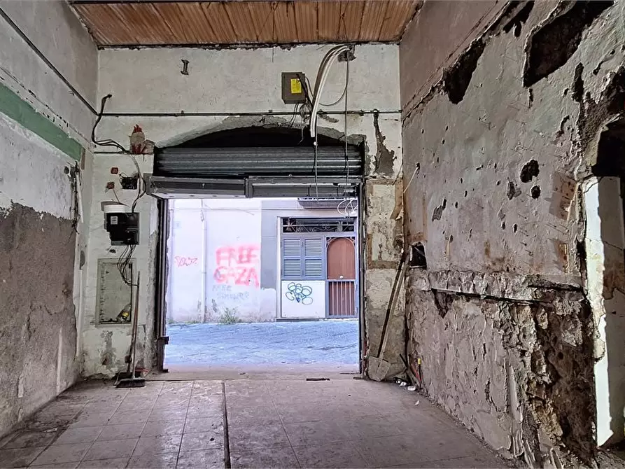 Immagine 8 di Negozio in vendita  50 a Napoli