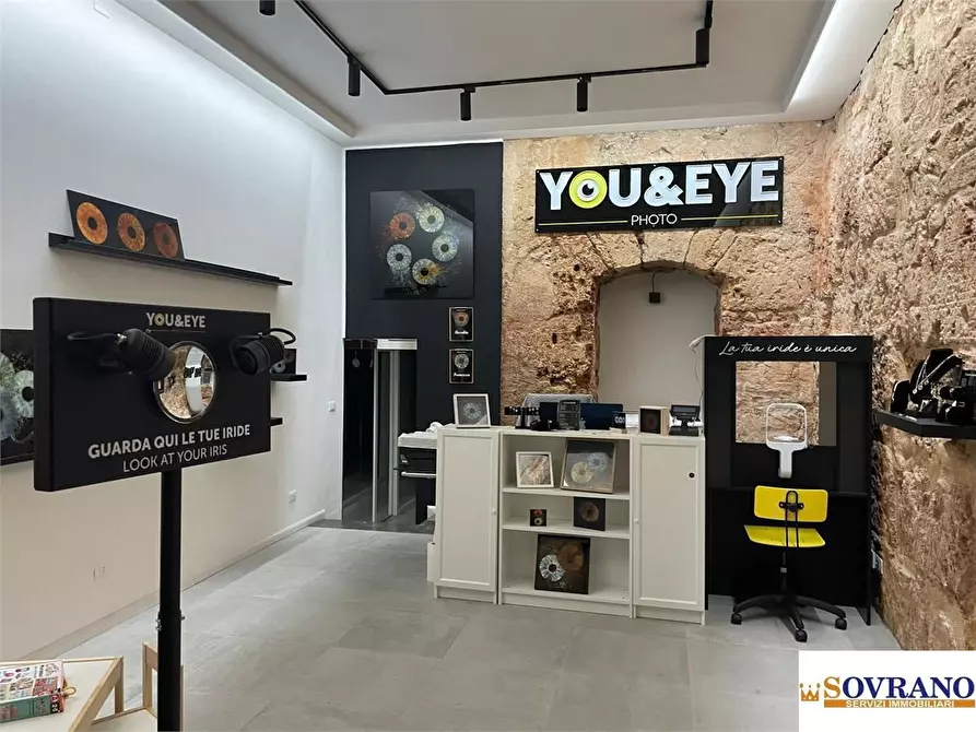 Immagine 1 di Negozio in vendita  a Palermo