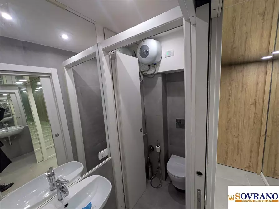 Immagine 9 di Negozio in vendita  a Palermo