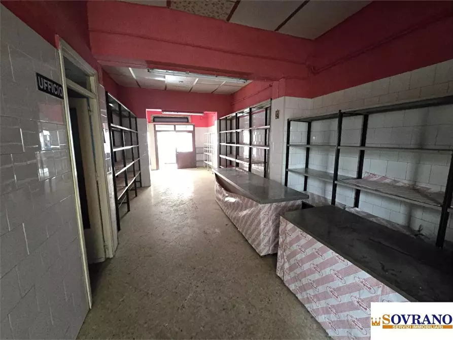 Immagine 10 di Negozio in vendita  54 a Palermo