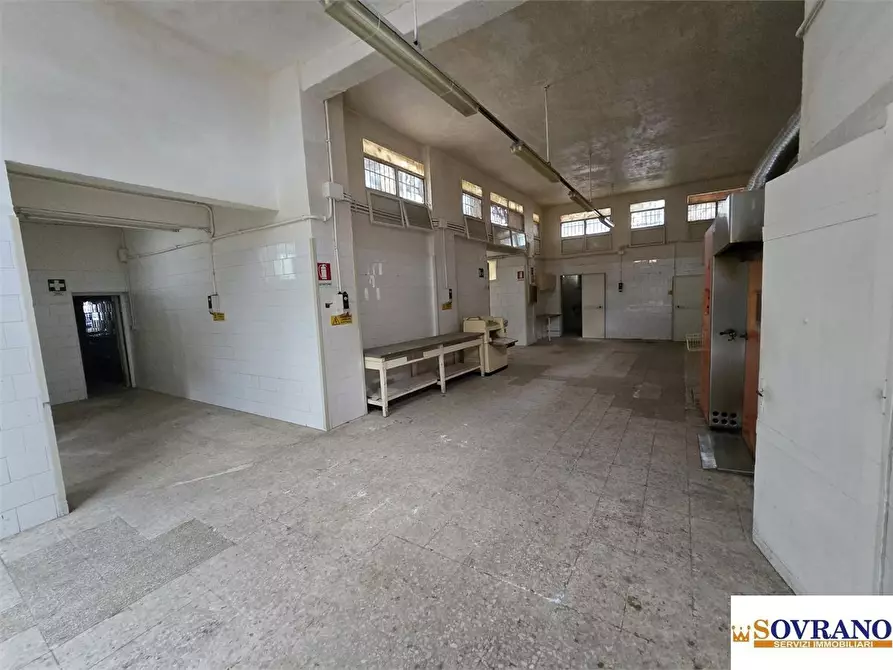 Immagine 8 di Negozio in vendita  54 a Palermo