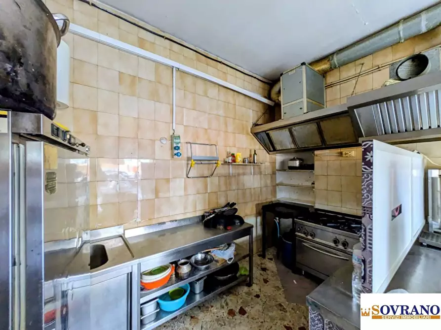 Immagine 8 di Negozio in vendita  a Palermo