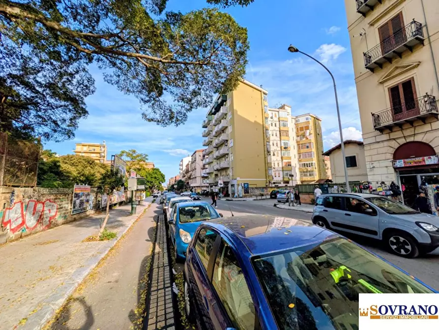 Immagine 10 di Negozio in vendita  a Palermo