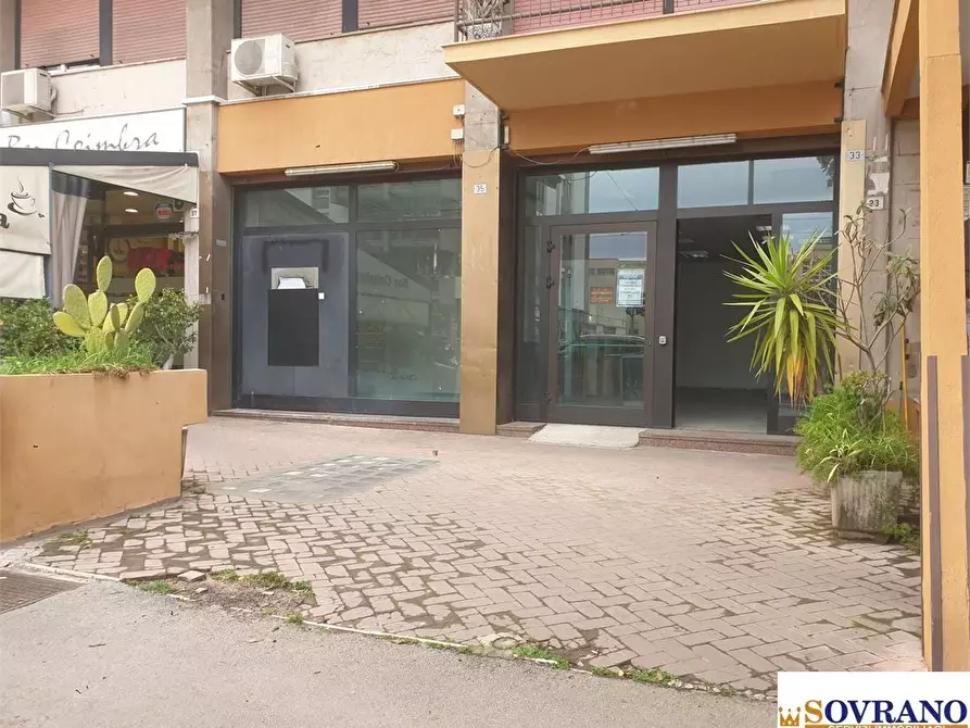 Immagine 1 di Negozio in vendita  a Palermo