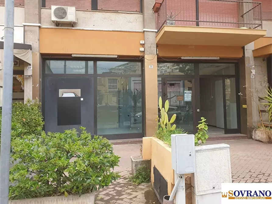 Immagine 2 di Negozio in vendita  a Palermo