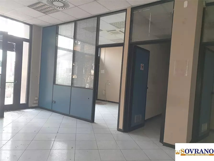 Immagine 10 di Negozio in vendita  a Palermo