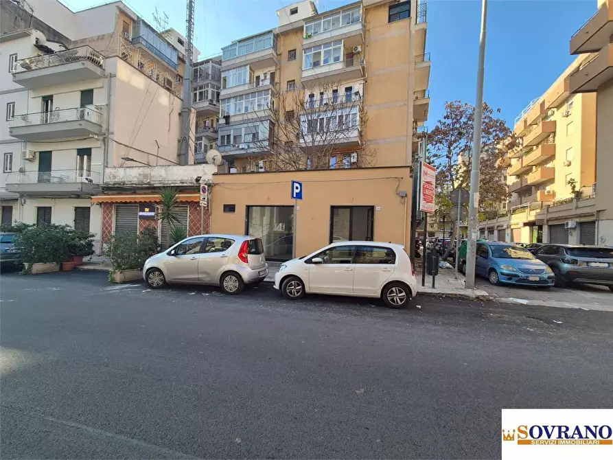 Immagine 1 di Negozio in vendita  a Palermo