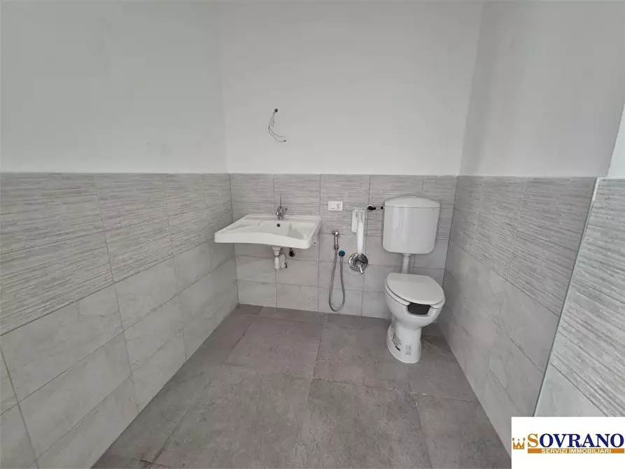 Immagine 10 di Negozio in vendita  a Palermo