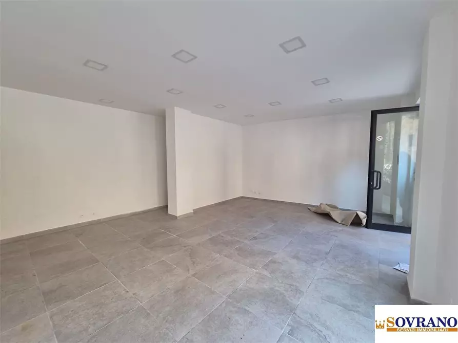 Immagine 8 di Negozio in vendita  a Palermo