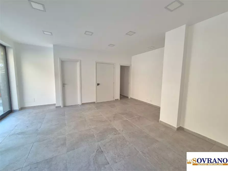Immagine 6 di Negozio in vendita  a Palermo