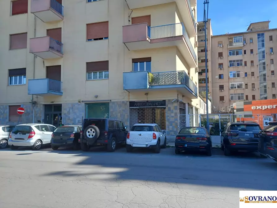 Immagine 1 di Negozio in vendita  a Palermo