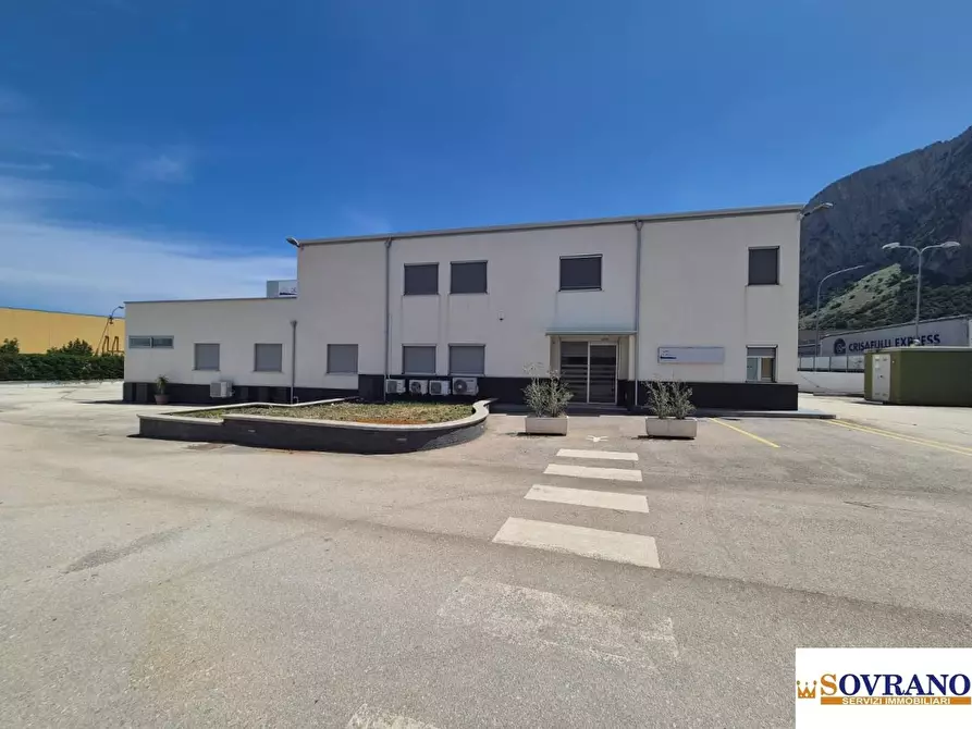 Immagine 4 di Negozio in vendita  a Carini