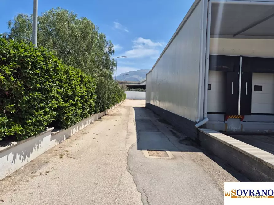 Immagine 10 di Negozio in vendita  a Carini