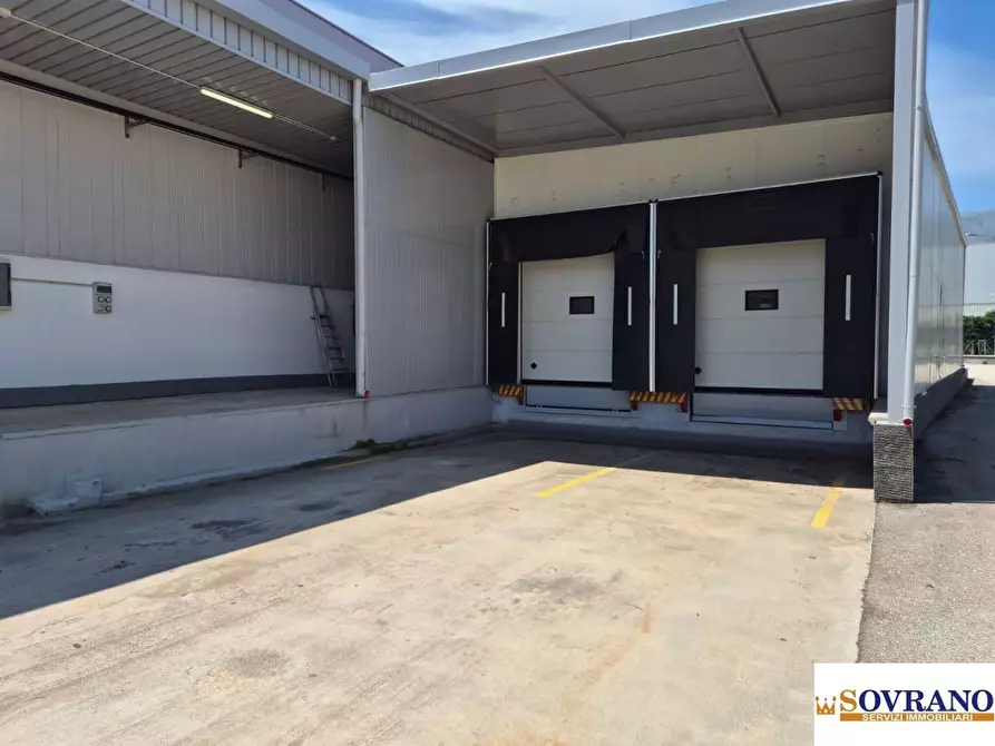 Immagine 8 di Negozio in vendita  a Carini