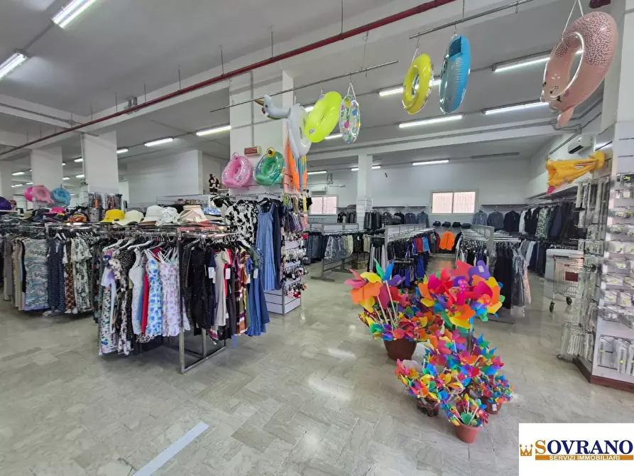 Immagine 8 di Negozio in vendita  a Carini