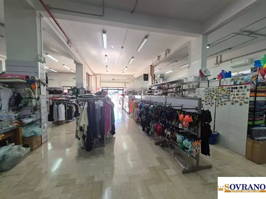 Immagine 9 di Negozio in vendita  a Carini