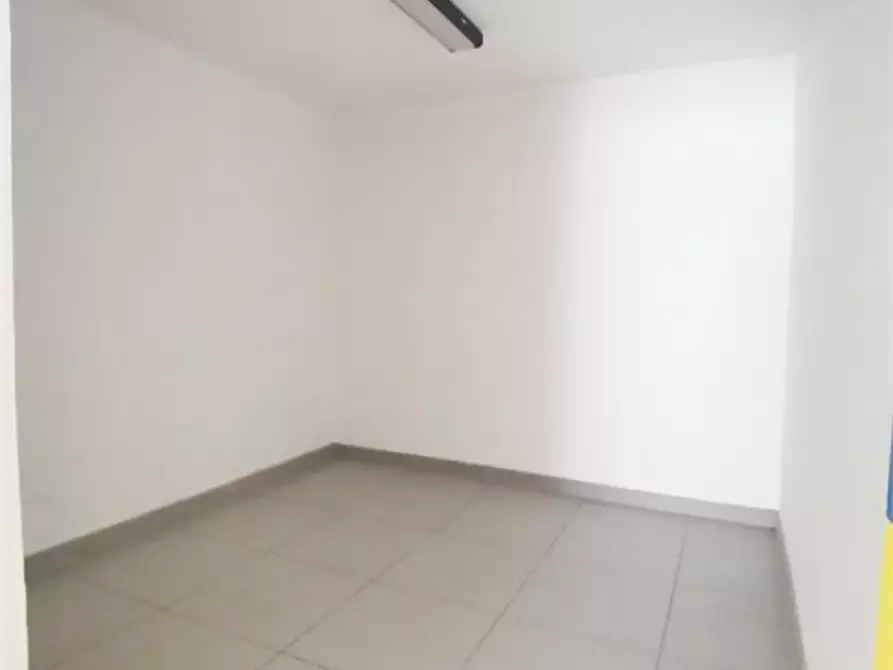 Immagine 4 di Negozio in vendita  a Pescara