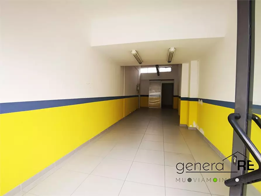 Immagine 8 di Negozio in vendita  a Pescara