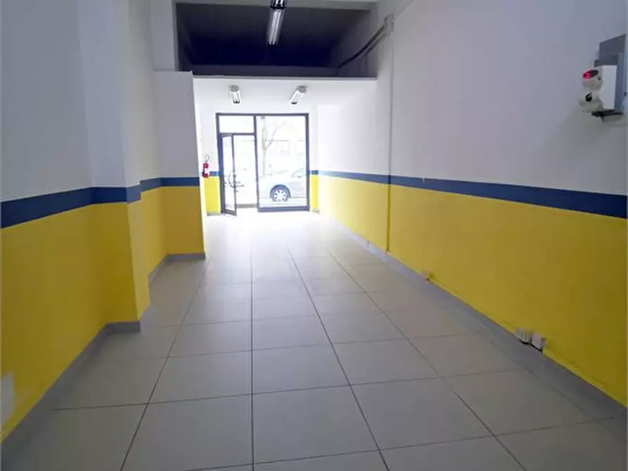 Immagine 5 di Negozio in vendita  a Pescara