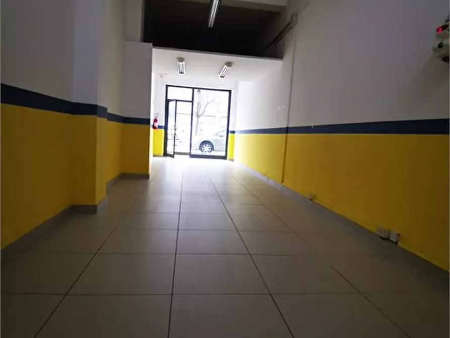 Immagine 2 di Negozio in vendita  a Pescara