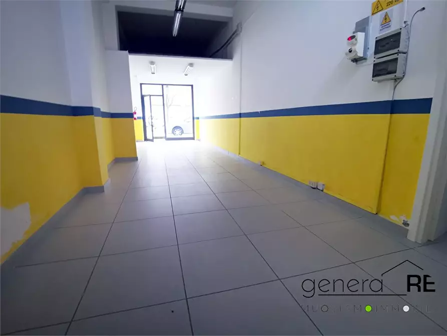 Immagine 3 di Negozio in vendita  a Pescara