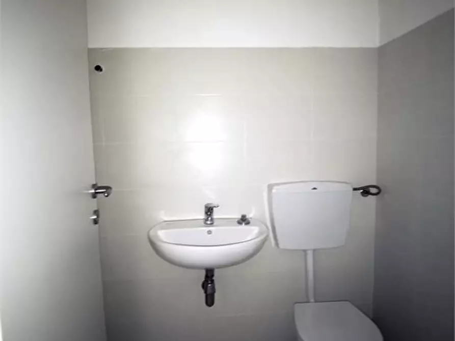 Immagine 6 di Negozio in vendita  a Pescara