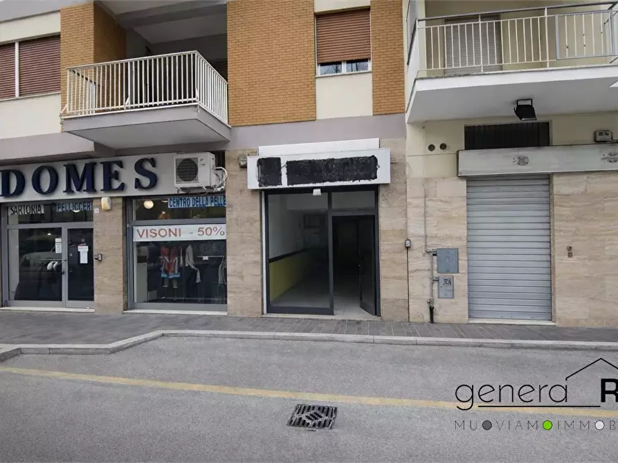 Immagine 1 di Negozio in vendita  a Pescara