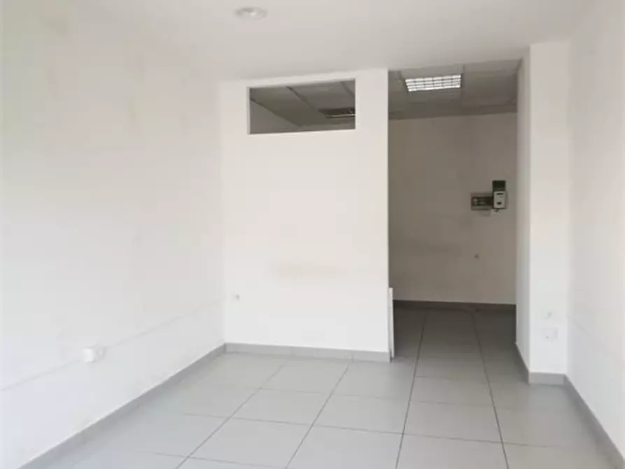 Immagine 4 di Negozio in vendita  a Pescara