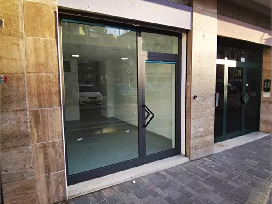 Immagine 2 di Negozio in vendita  a Pescara