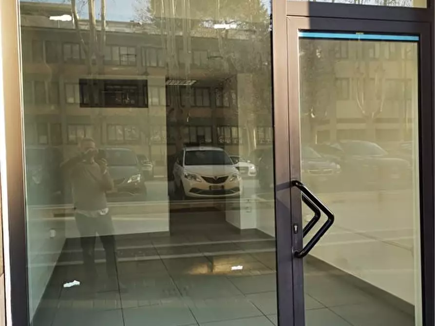 Immagine 8 di Negozio in vendita  a Pescara