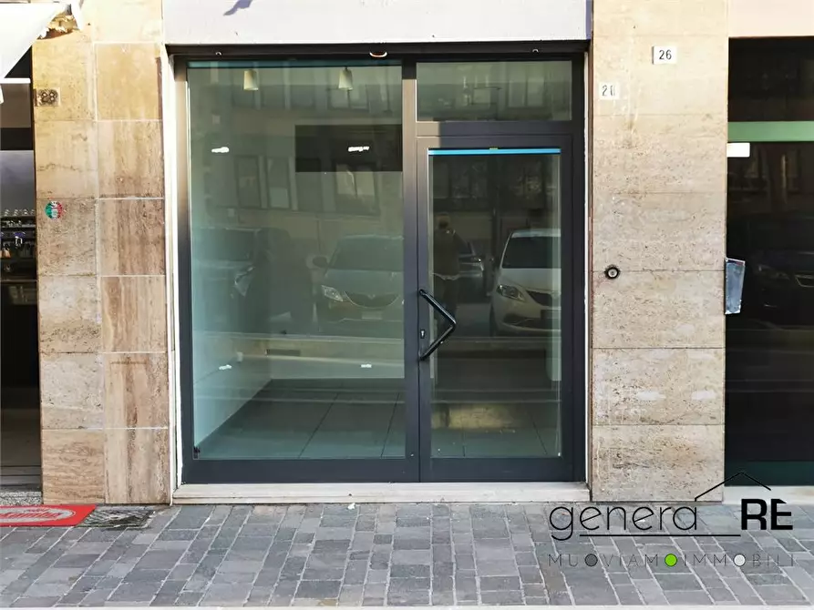 Immagine 1 di Negozio in vendita  a Pescara